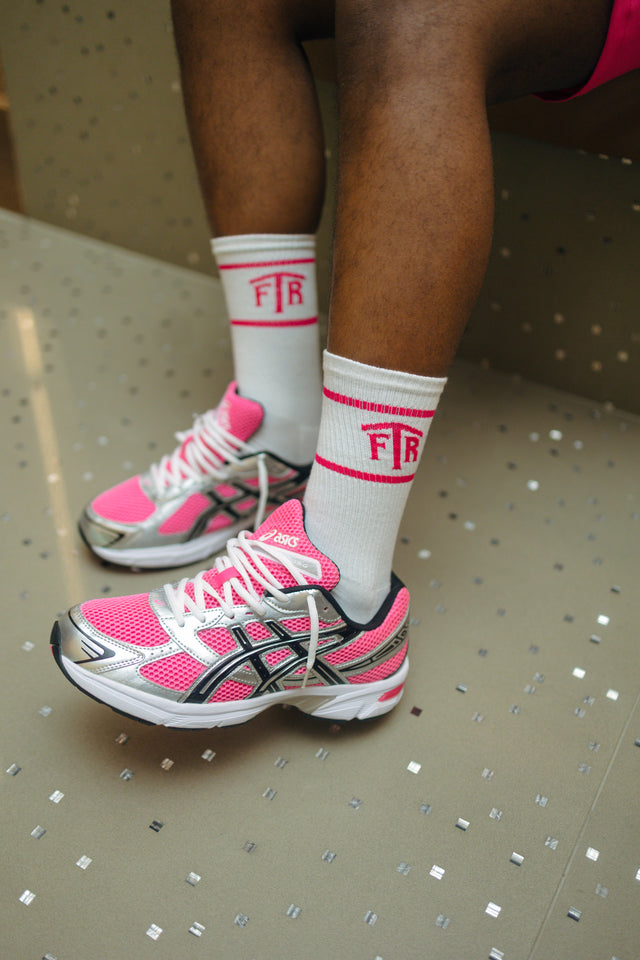 FTR LOGO WHITE CREW SOCKS (PINK)